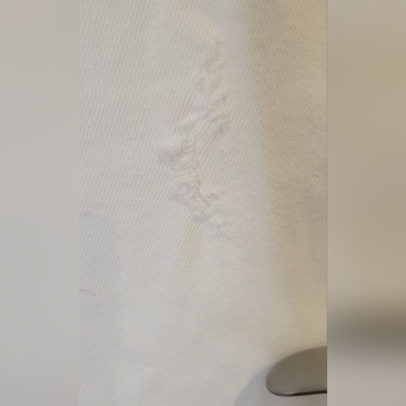 A&F Ladies White Jean's - Picture 3 of 8